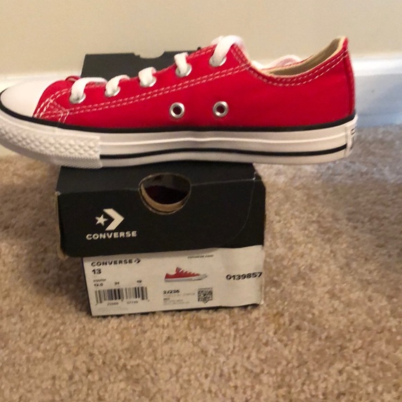 Red converse - Picture 2 of 4